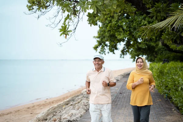 Casal sênior correndo e exercitando ao ar livre — Fotografia de Stock