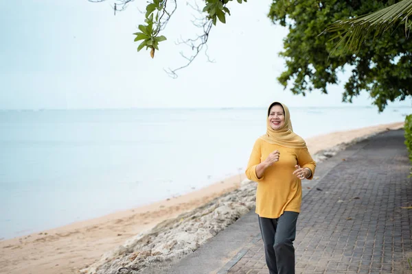 Muslim mature woman doing exercise outdoor — Stock Photo, Image