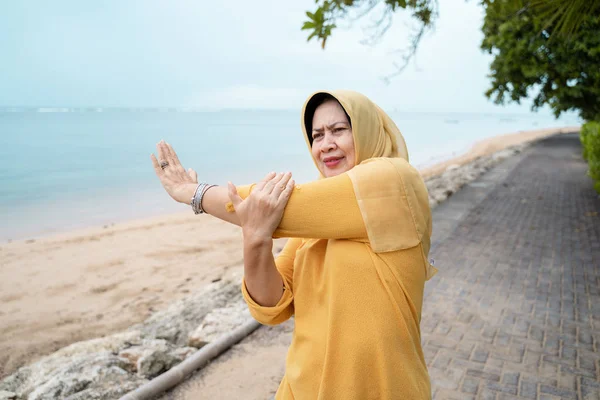 Muslim wanita dewasa melakukan latihan di luar ruangan — Stok Foto