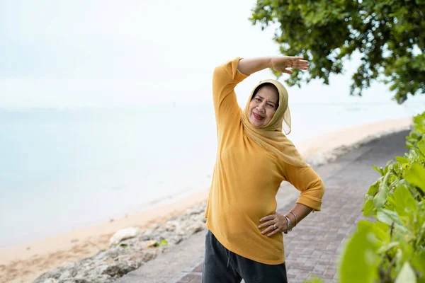 Μουσουλμανική ώριμη γυναίκα που κάνει άσκηση εξωτερική — Φωτογραφία Αρχείου