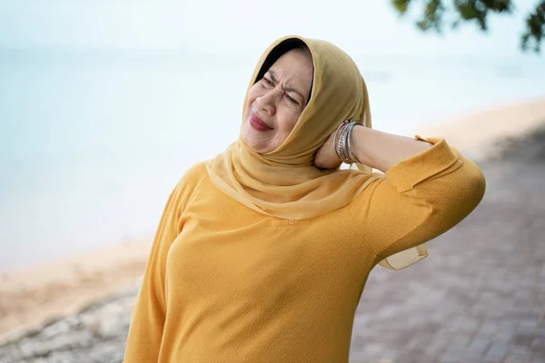 Muslim Wanita Senior Peregangan Dan Berolahraga Outdoor Pantai — Stok Foto