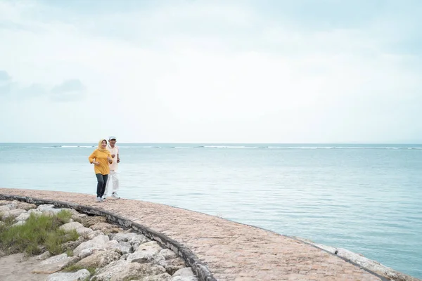 Muslim old couple workout and running at the beach — Stock Photo, Image