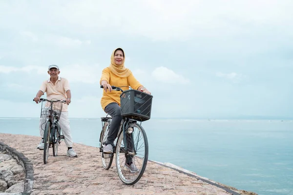Altes Paar fährt gemeinsam Fahrrad — Stockfoto