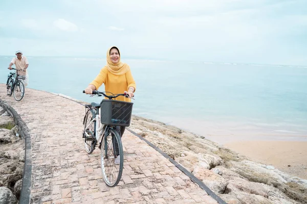 Muslimische Frau mit Schal auf dem Fahrrad — Stockfoto