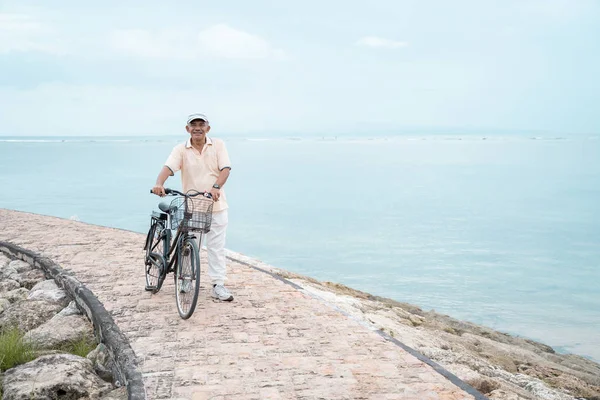 Senior männlich auf einem Fahrrad — Stockfoto