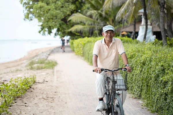 Anziano maschio in bicicletta — Foto Stock