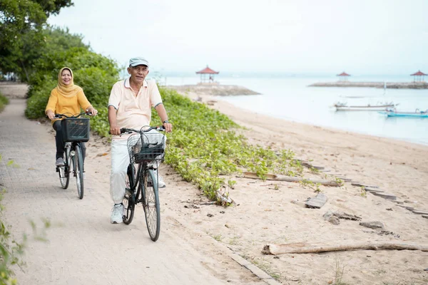 Porträt Eines Alten Paares Das Gemeinsam Fahrrad Fährt Und Freien — Stockfoto
