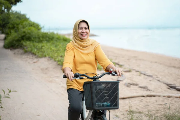 Glückliche ältere Muslimin auf dem Fahrrad — Stockfoto