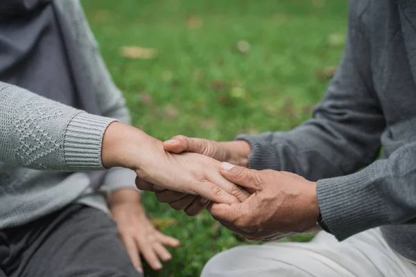 Masaje de mano senior en la palma de someones — Foto de Stock