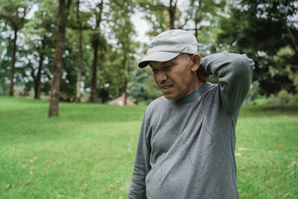 Senior asiático macho tener espalda y cuello dolor — Foto de Stock