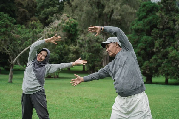 Ασιατισα μουσουλμάνοι ανώτερων ζευγάρι άσκηση μαζί — Φωτογραφία Αρχείου