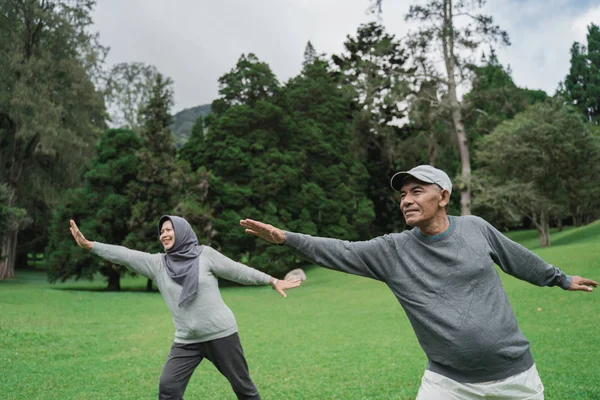 Asiatisch muslimisch senior pärchen, das zusammen übt — Stockfoto