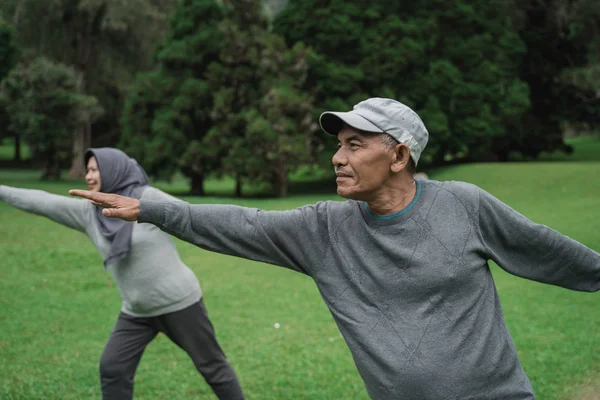Due anziani uomo e donna facendo un po 'di stretching — Foto Stock