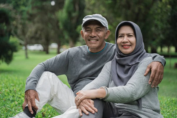 Pareja musulmana en el parque sonriendo y mirando a la cámara — Foto de Stock