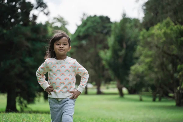 Mignon jeune enfant marche dans le parc — Photo