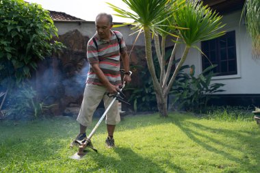Asya ihtiyar bahçesini biçme