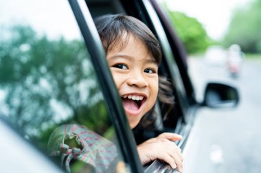 küçük kız için bakan pencereleri gülümseme ile açın. 