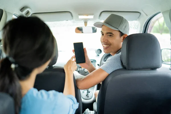 Male driver shows his smartphone to approve the payment — Stock Photo, Image