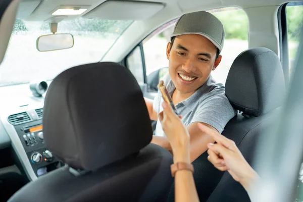 Vrouwelijke passagiers vragen aan de chauffeur over hoeveel soort betaling voor reizen — Stockfoto