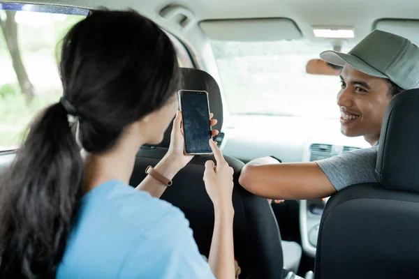 Passageiros do sexo feminino perguntam ao motorista sobre quantos tipos de pagamento para viagens — Fotografia de Stock