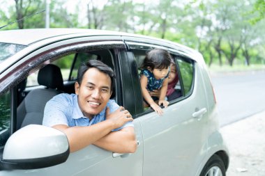 portre baba geçti el araba camına otelde kameraya bak