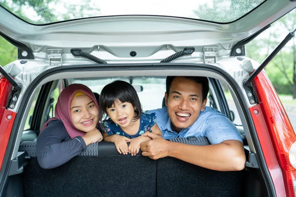 Portrait de tranquillité, amour et miséricorde famille sourire et rire en voiture — Photo