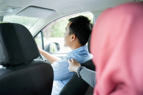 Asiático motorista de táxi ignorado um toque por hijab passageiro — Fotografia de Stock