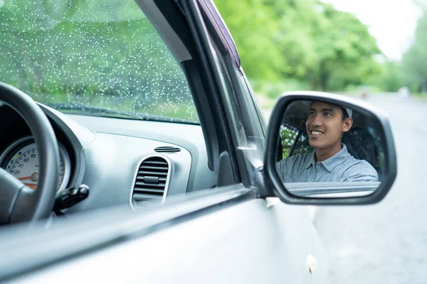 Ένας άνδρας οδηγεί ένα αυτοκίνητο ορατό από τον καθρέφτη — Φωτογραφία Αρχείου