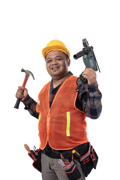 Retrato de un constructor sosteniendo un taladro y un martillo — Foto de Stock