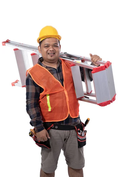 Portrait d'un homme à tout faire portant des escaliers avec équipement — Photo