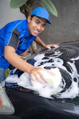 Servis personeli araba temizlik mavi üniformalı otomatik