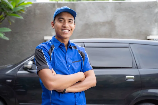 Kameraya gülümseyen Asya araba tamircisi — Stok fotoğraf
