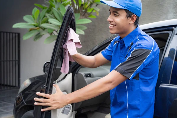 自動車の洗浄ブルーの制服を着たサービス スタッフ — ストック写真