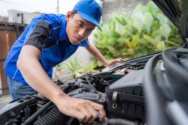 Bazı İnceleme otomobil motoru üzerine yapıyor makinist 