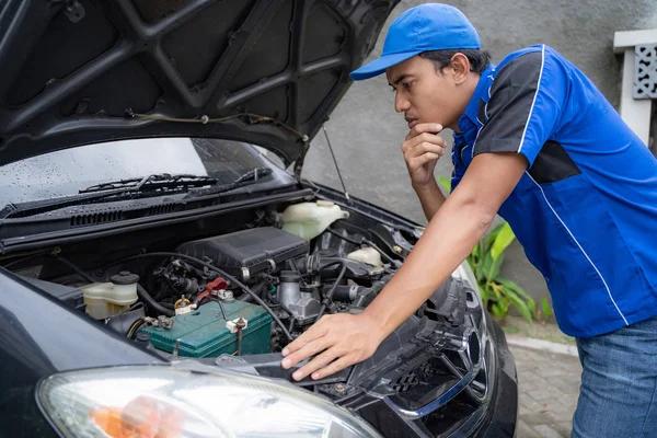 Mecánico haciendo alguna inspección en el motor de coches —  Fotos de Stock