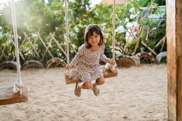 Portret dziewczyny gry huśtawka sam w parku — Zdjęcie stockowe