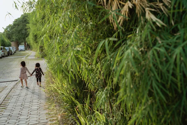 Portrét Přítele Dvou Dětí Procházky Blízkosti Bambus Strom Tím Drží — Stock fotografie