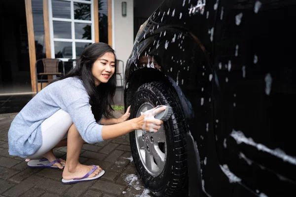 Mulher asiática lavando seu carro — Fotografia de Stock
