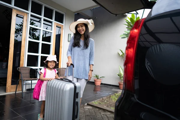 Kind hielp haar moeder te voeren een koffer — Stockfoto
