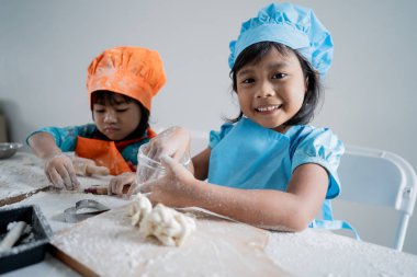 çocuklar birlikte bazı hamur ve çerezleri yapmak