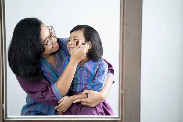 Ibu menaruh beberapa make up untuk gadis mudanya — Stok Foto