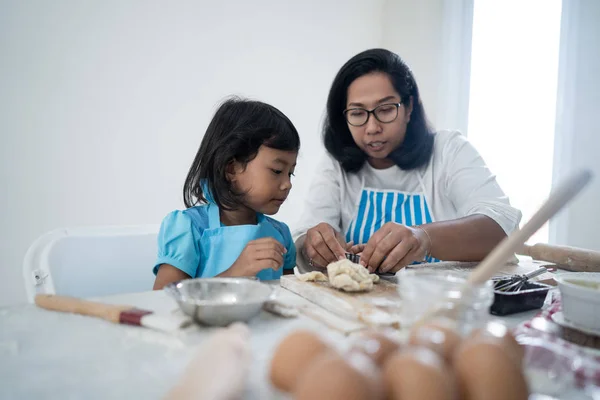 Disfrutar haciendo pastel con mamá en la cocina —  Fotos de Stock