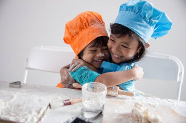 birbirlerine kucaklayan mutlu yürümeye başlayan çocuk 