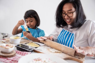 Anne birlikte bir hamur yapmak seviyor