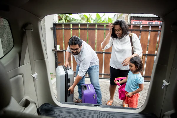 Famiglia ha messo una valigia nel bagagliaio della macchina — Foto Stock