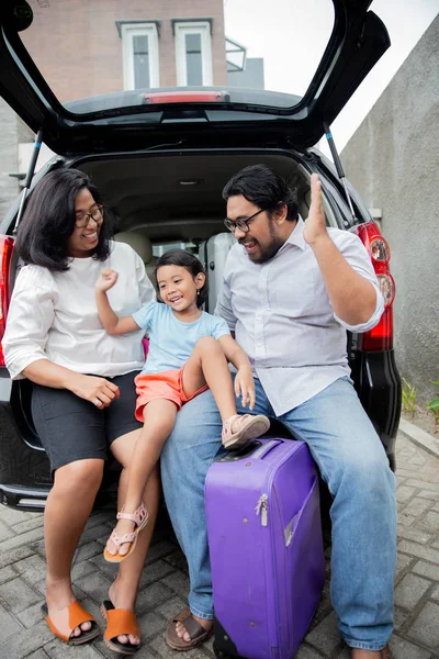 Famiglia con sua figlia si prepara per il viaggio di vacanza — Foto Stock