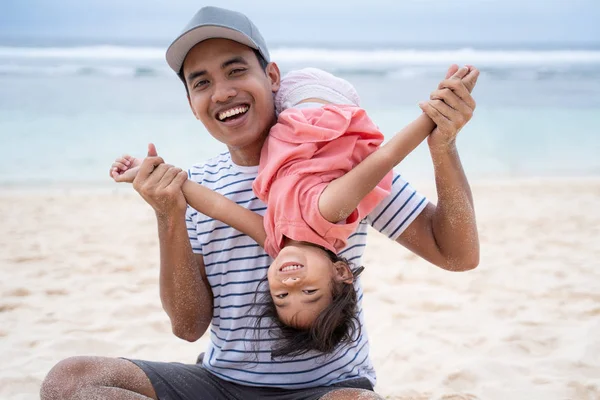 Père jouer avec sa fille un saut périlleux avec la position de la tête ci-dessous — Photo