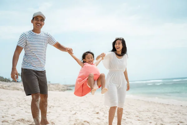 Portrait famille heureuse jouant à la plage au soleil — Photo