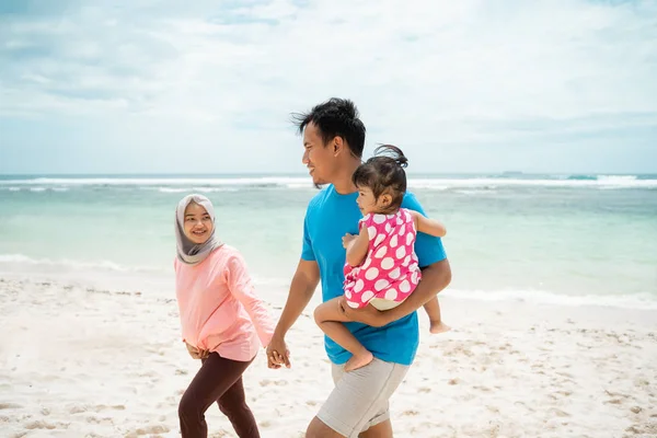 Padre ha portato sua figlia quando si cammina con la moglie intorno alla spiaggia — Foto Stock