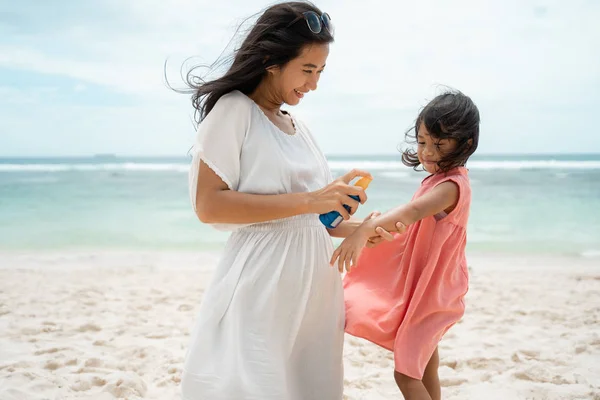 Care of mother give sunblock to his daughter — Stock Photo, Image